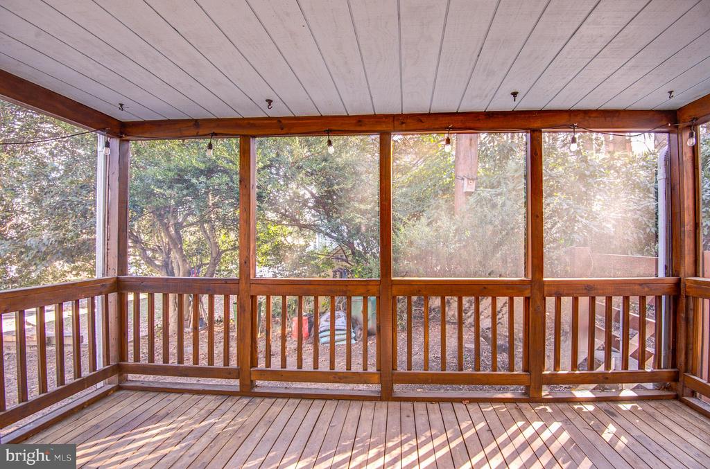 403 W ROSEMARY LANE