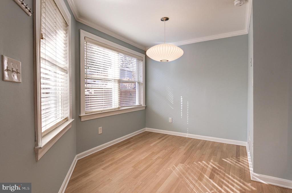 403 W ROSEMARY LANE