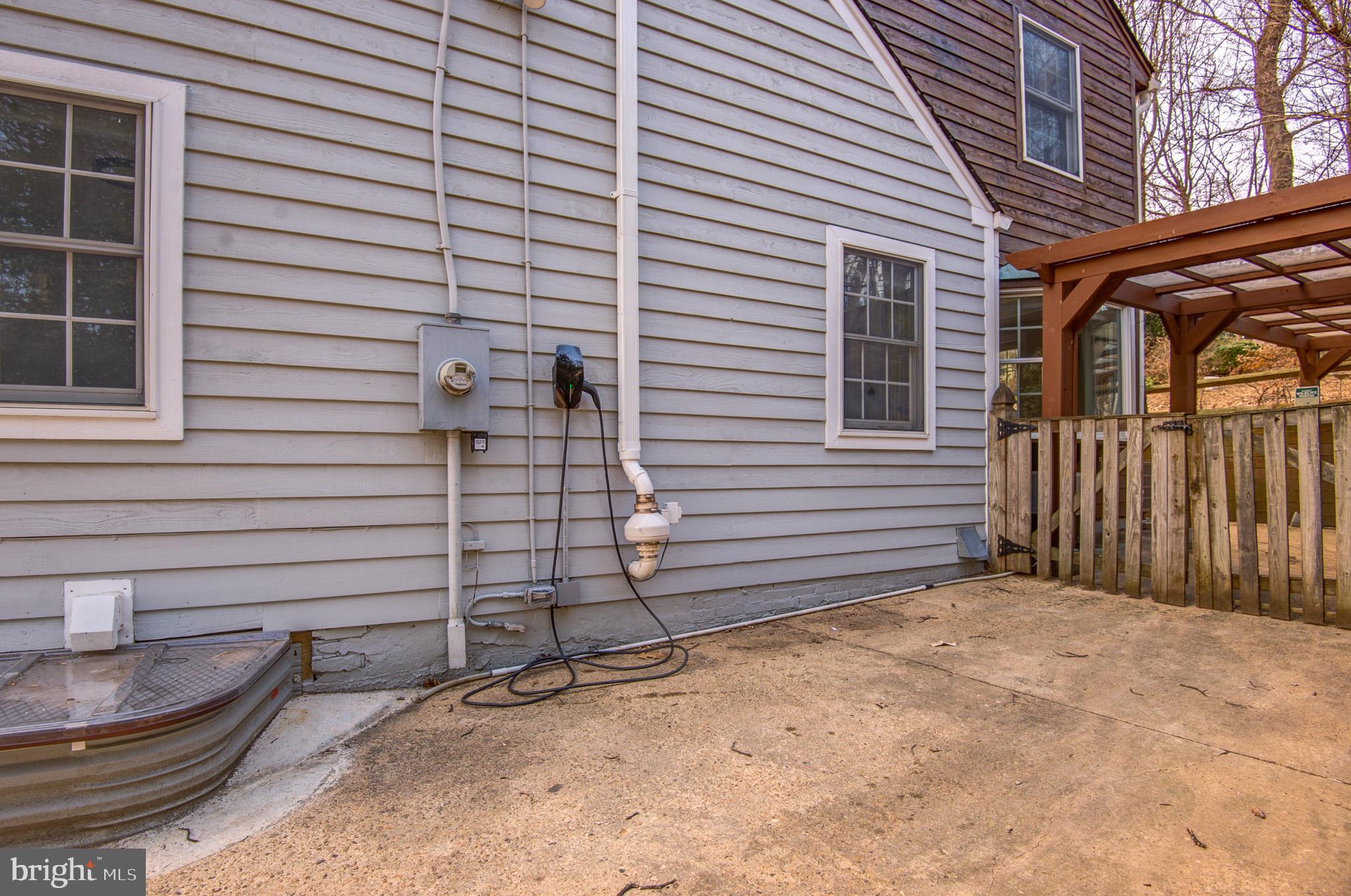 403 W ROSEMARY LANE
