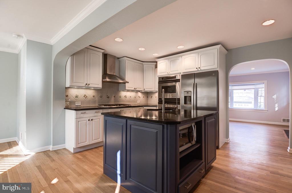 403 W ROSEMARY LANE