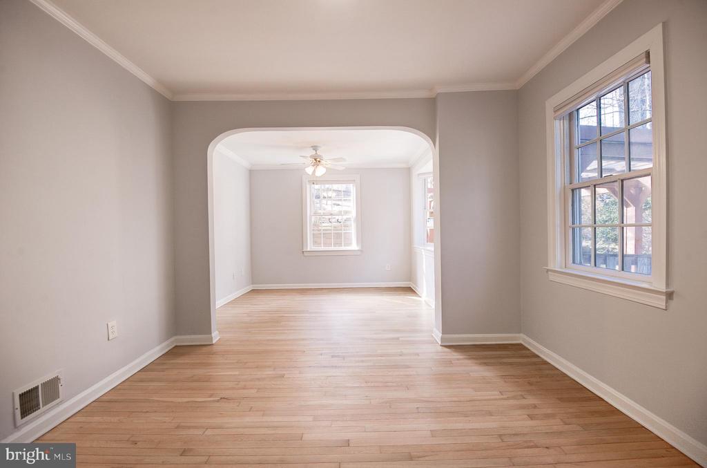 403 W ROSEMARY LANE