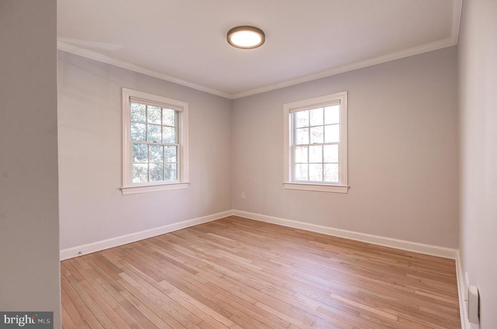 403 W ROSEMARY LANE