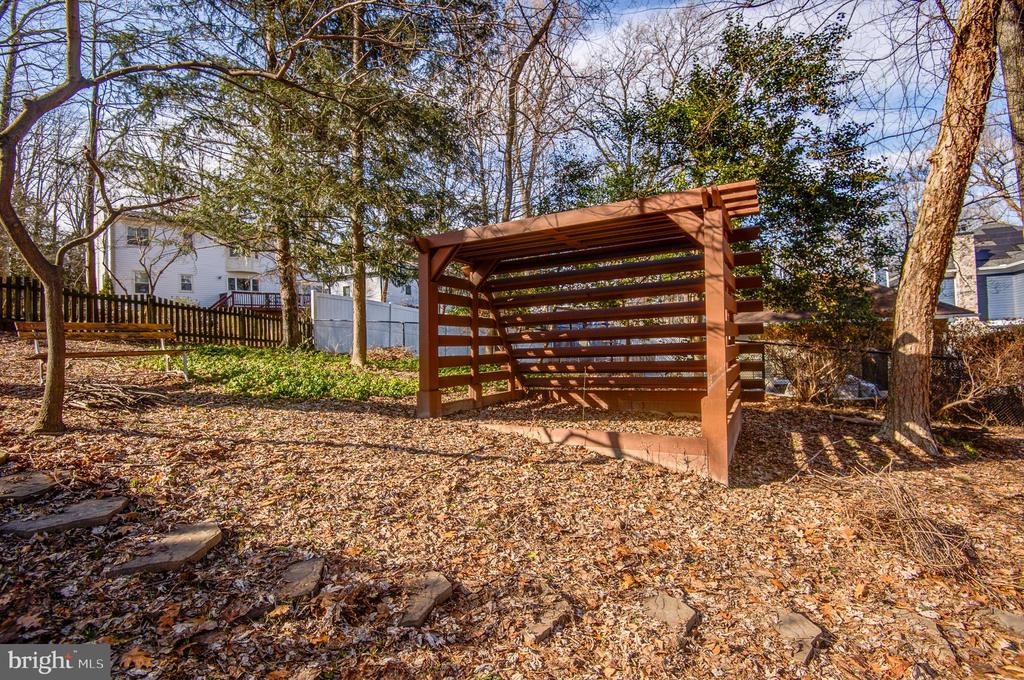 403 W ROSEMARY LANE