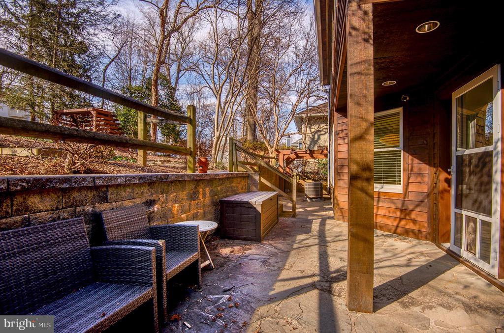 403 W ROSEMARY LANE
