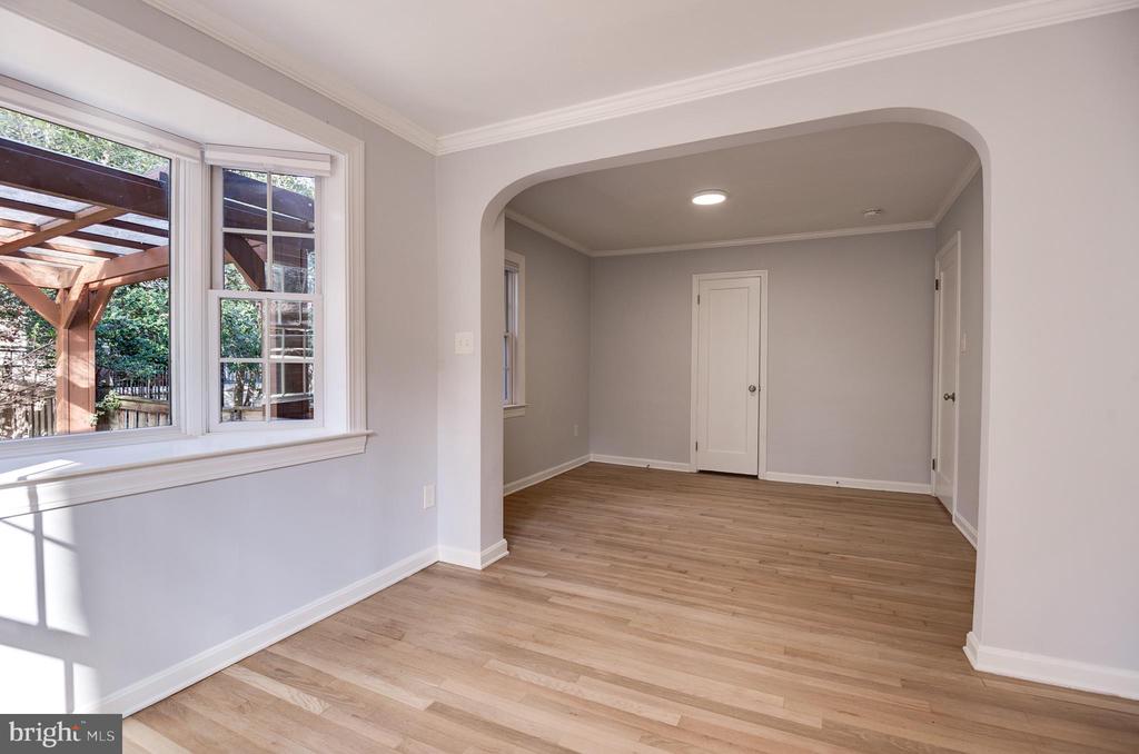 403 W ROSEMARY LANE