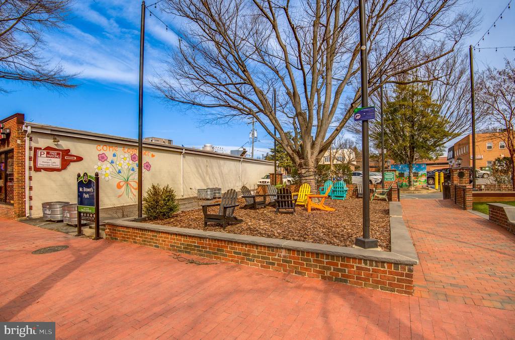 403 W ROSEMARY LANE