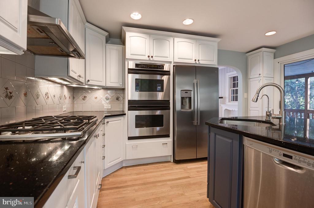 403 W ROSEMARY LANE