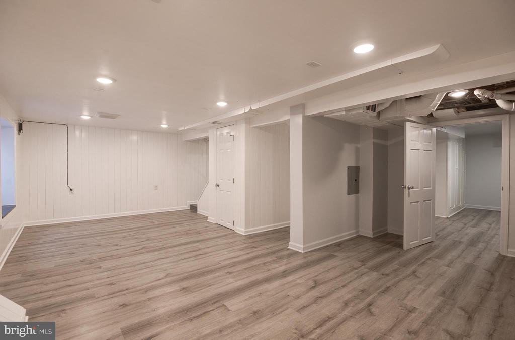 403 W ROSEMARY LANE