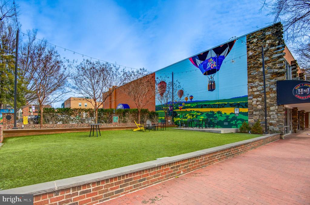 403 W ROSEMARY LANE