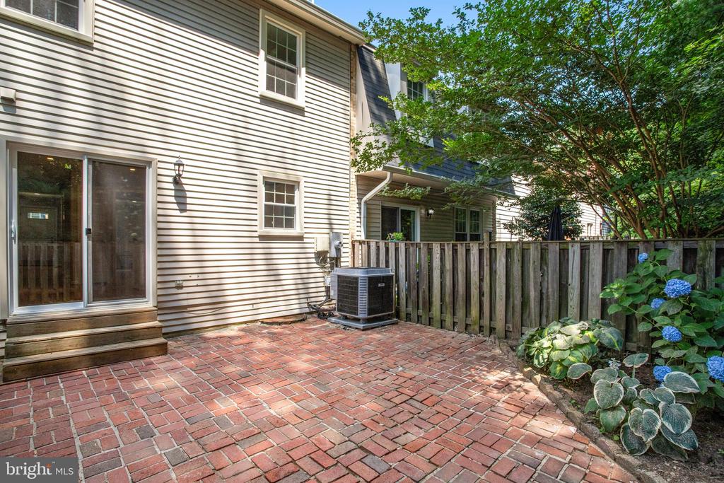 7919 TREESIDE COURT
