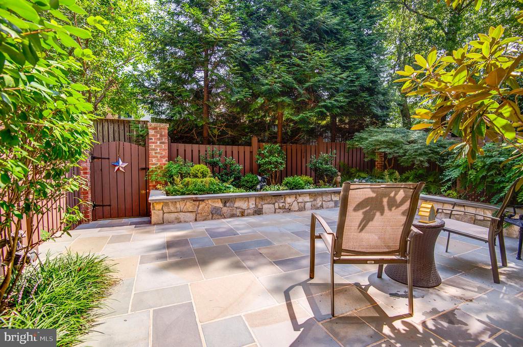 2035 MAYFAIR MCLEAN COURT