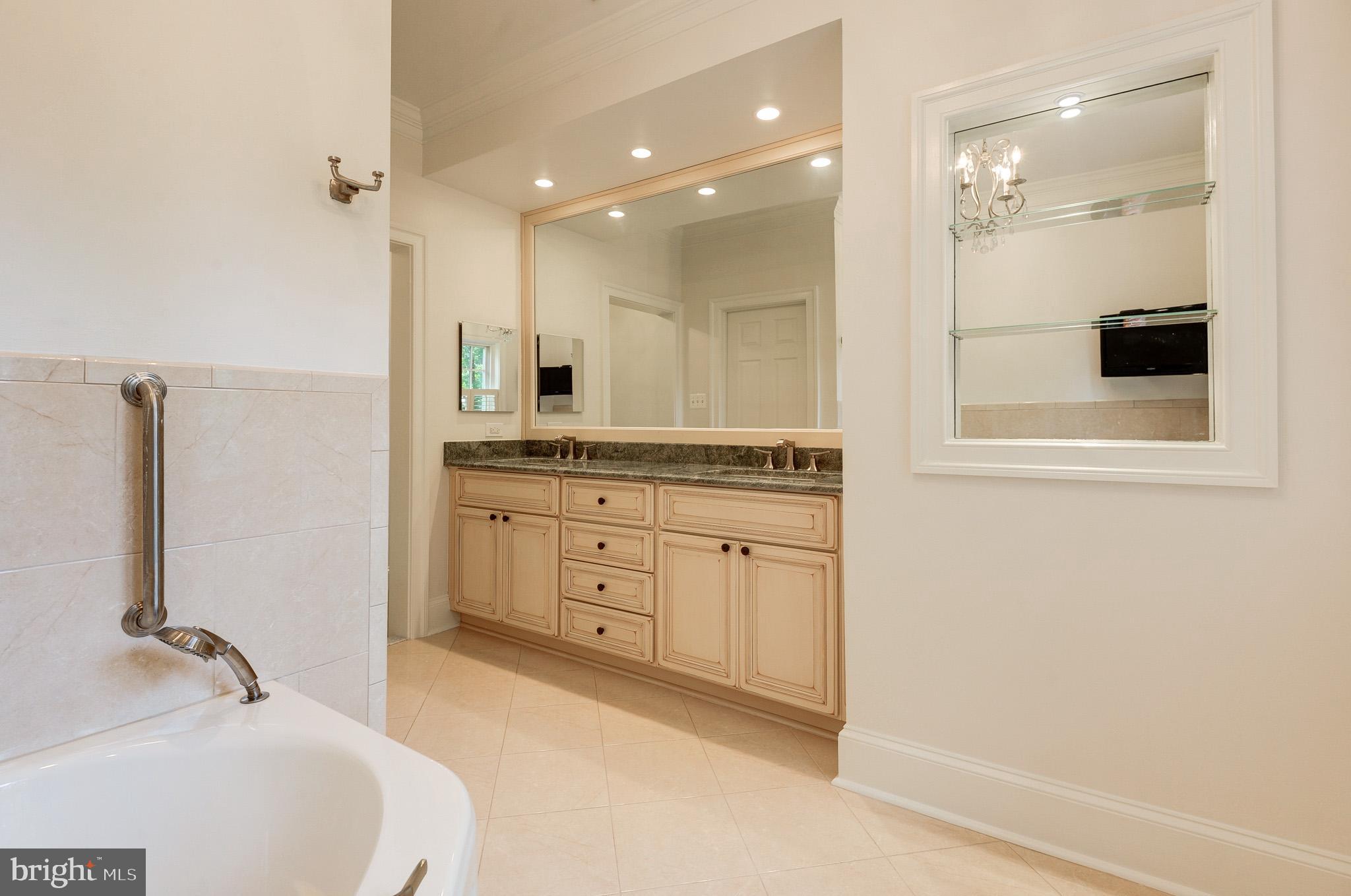 2035 MAYFAIR MCLEAN COURT