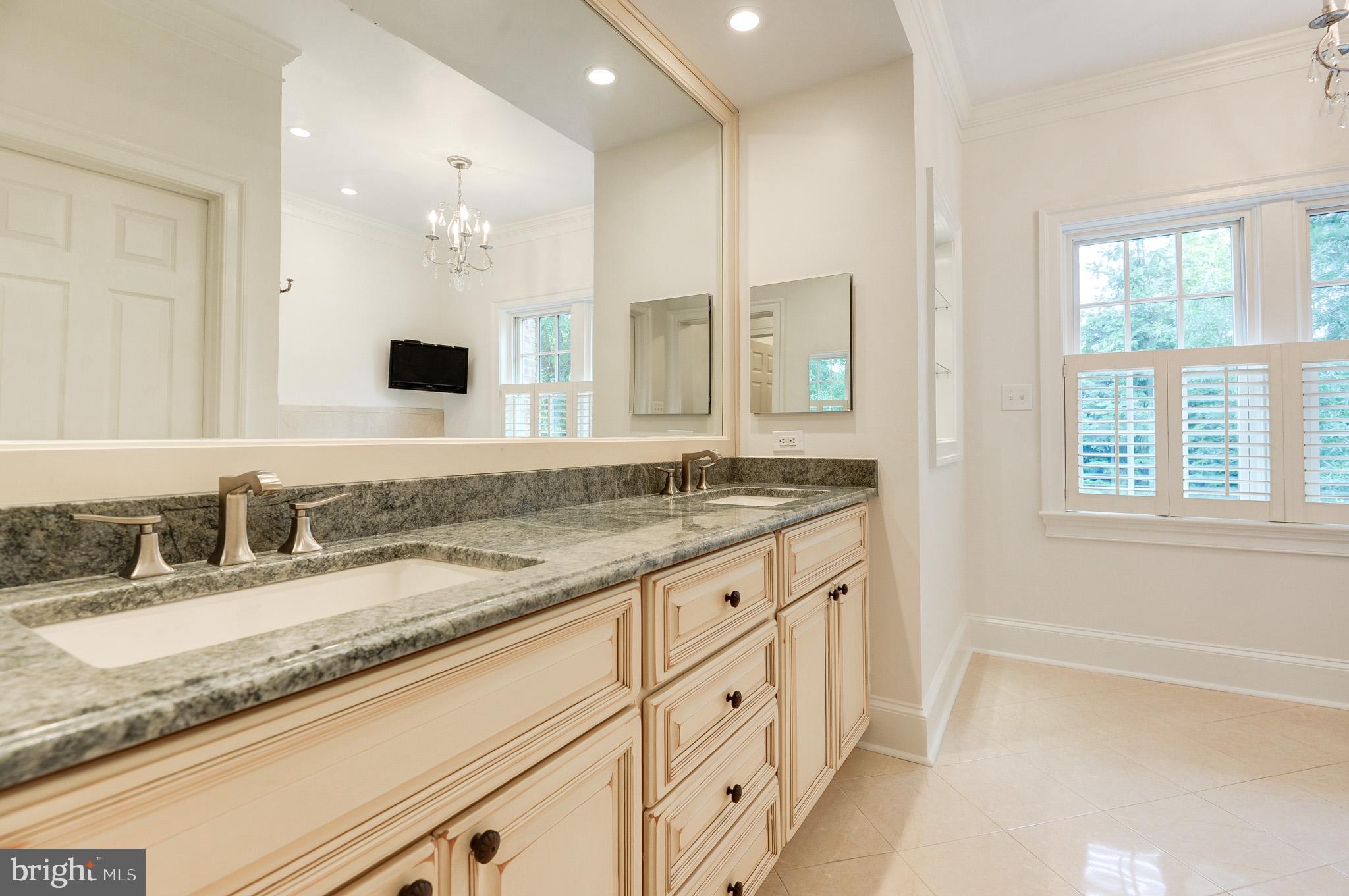 2035 MAYFAIR MCLEAN COURT