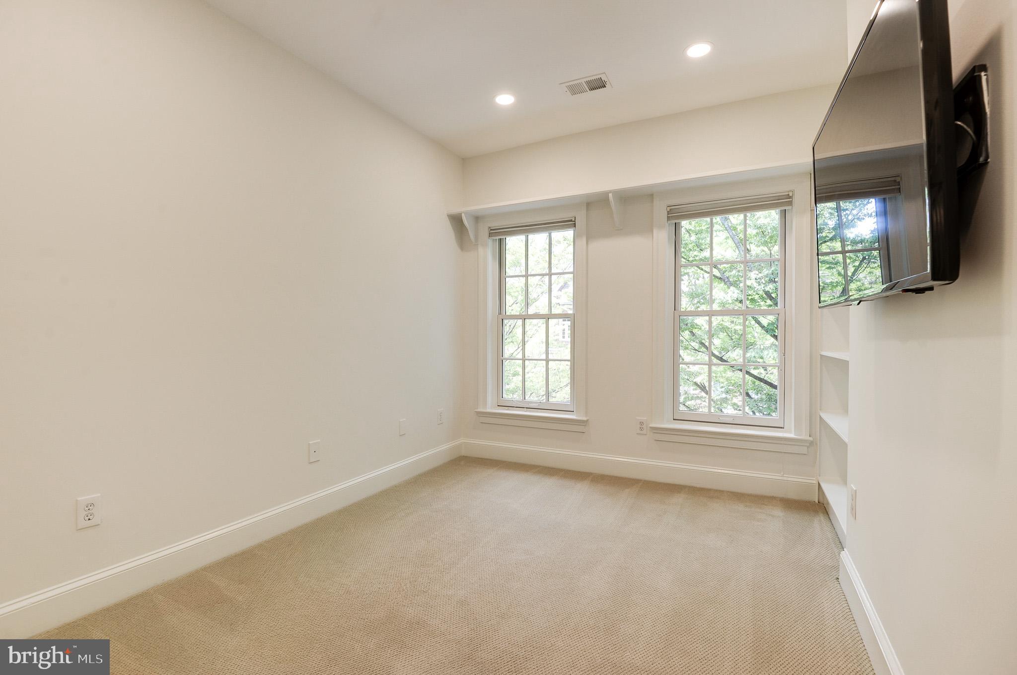 2035 MAYFAIR MCLEAN COURT