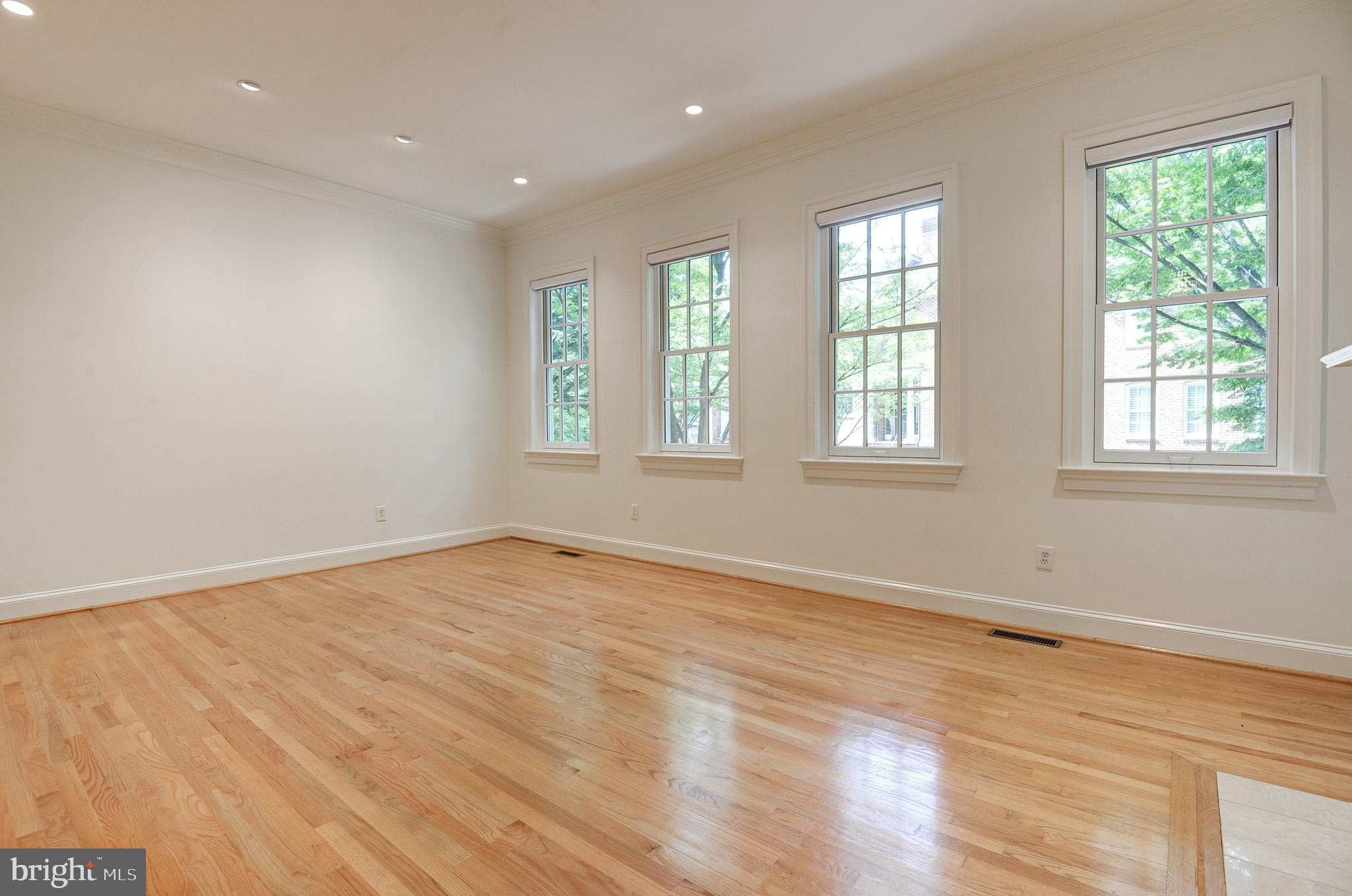 2035 MAYFAIR MCLEAN COURT