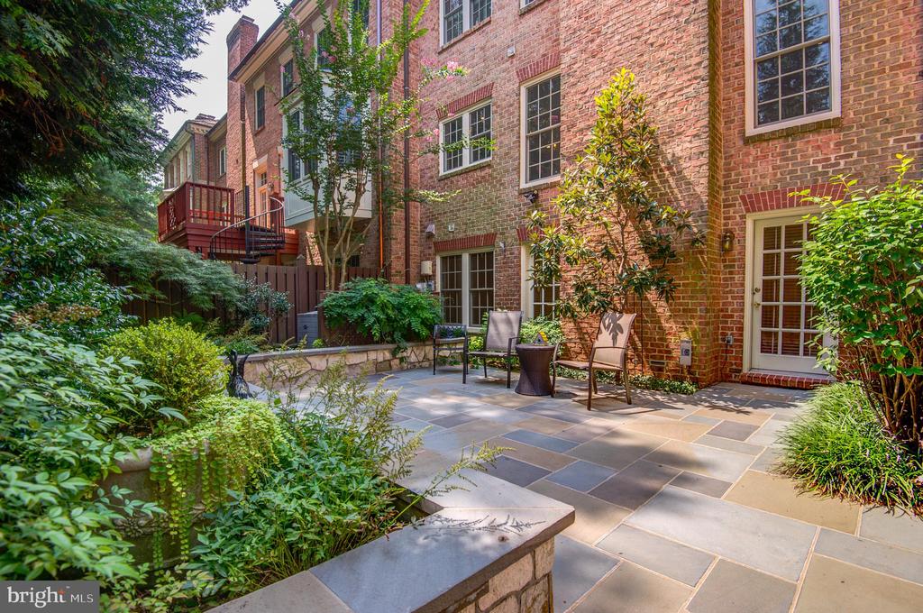 2035 MAYFAIR MCLEAN COURT
