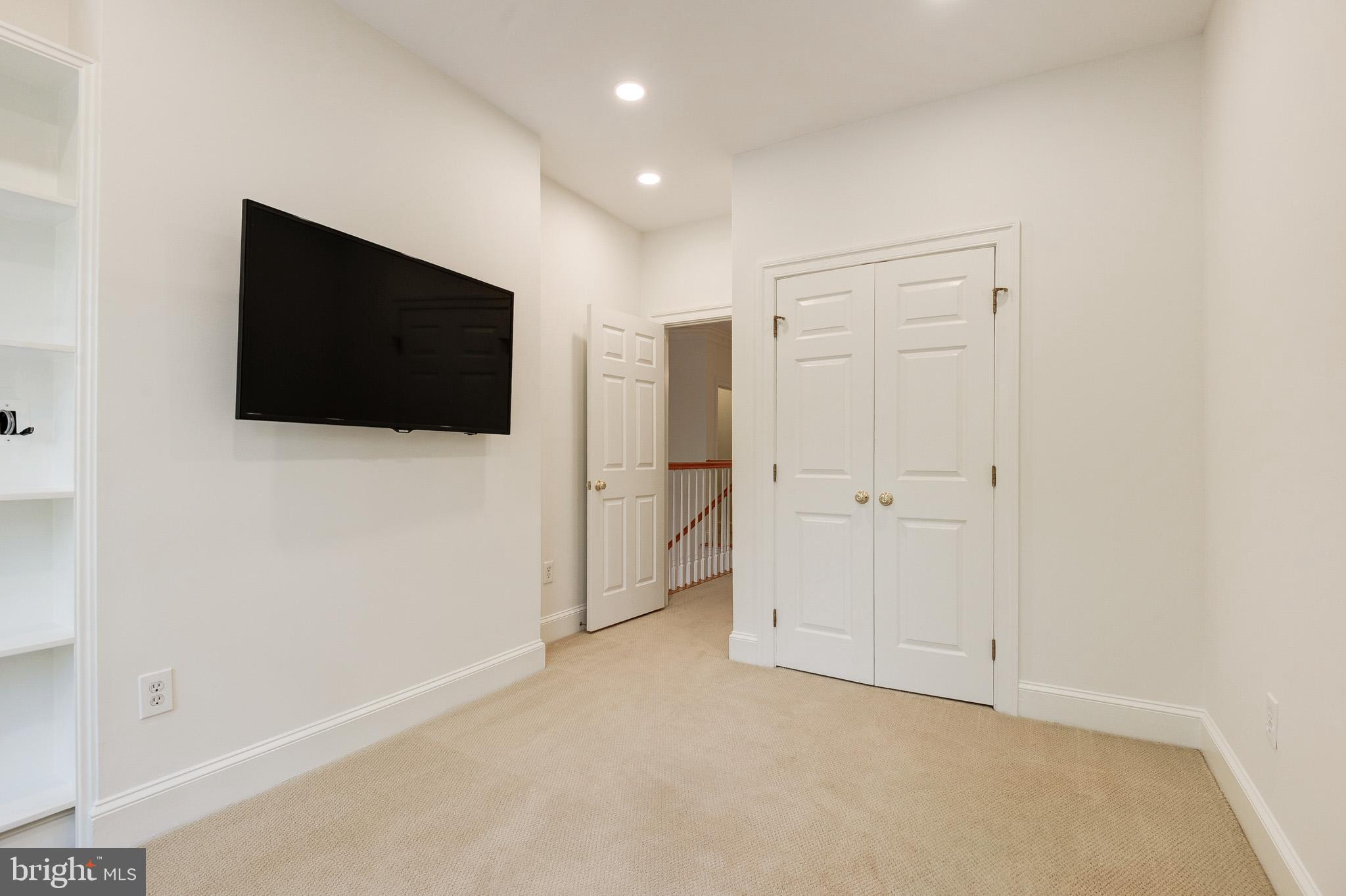 2035 MAYFAIR MCLEAN COURT