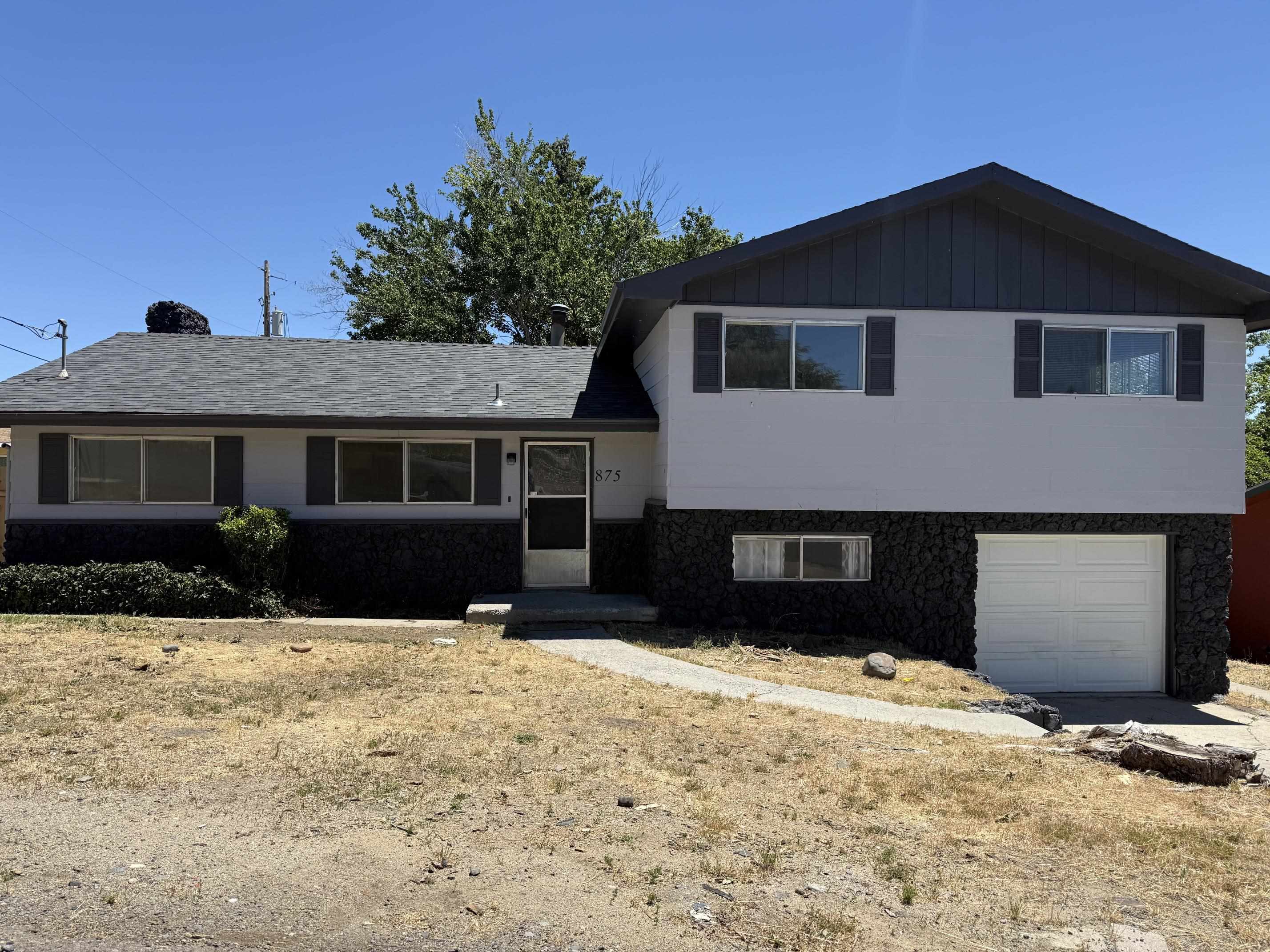 875 Washo Ln