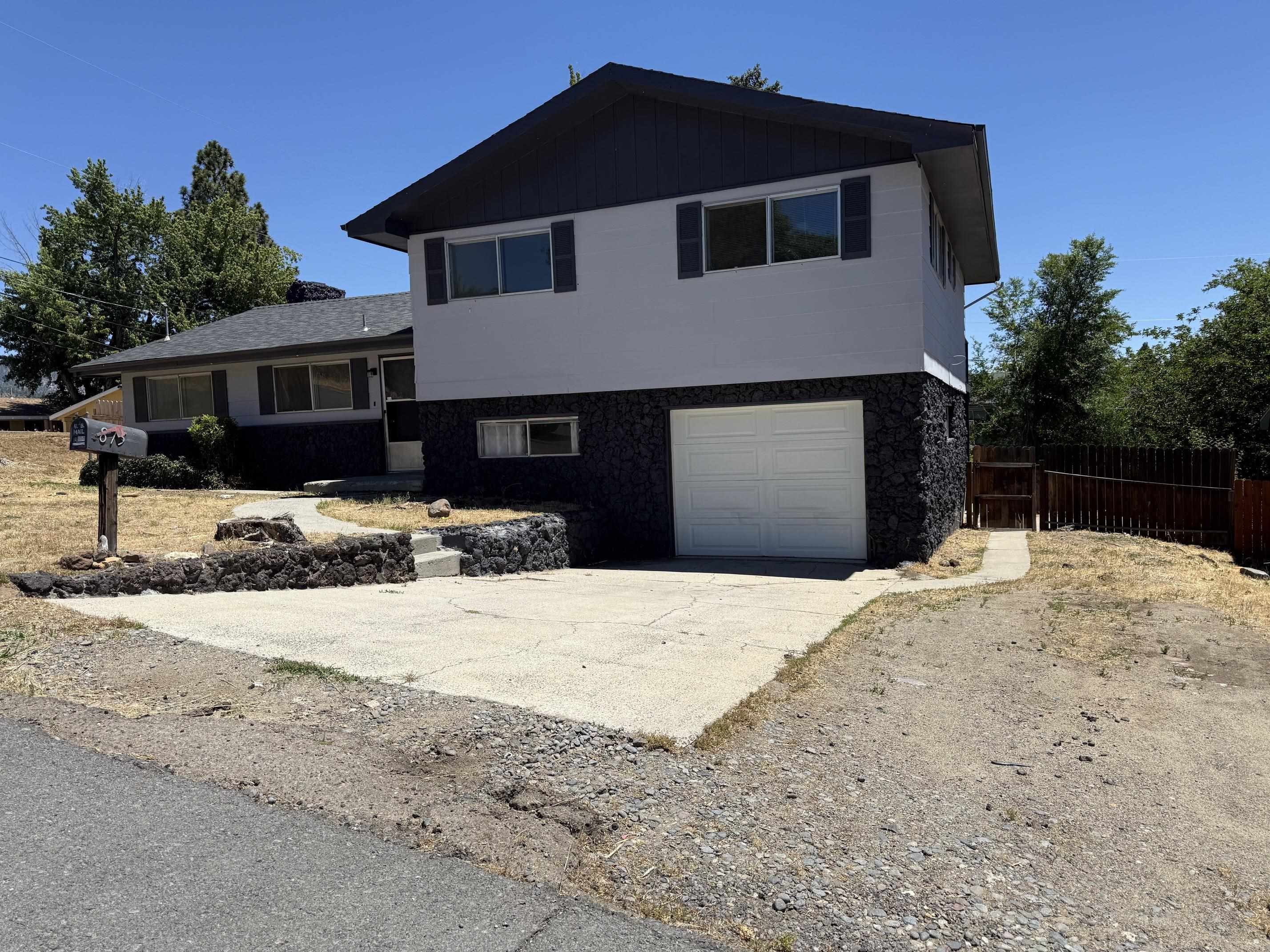 875 Washo Ln