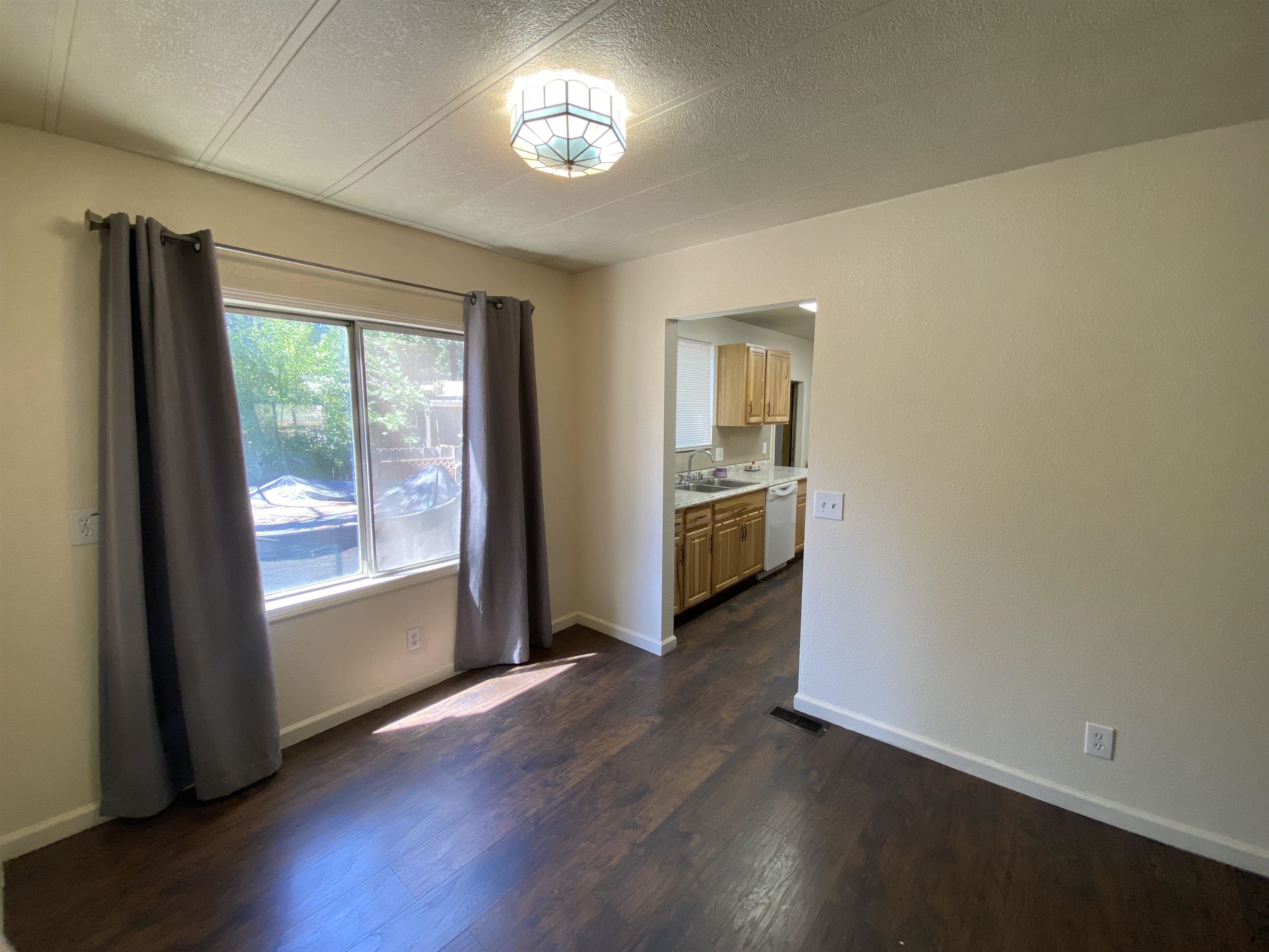 691-460 Las Plumas Way