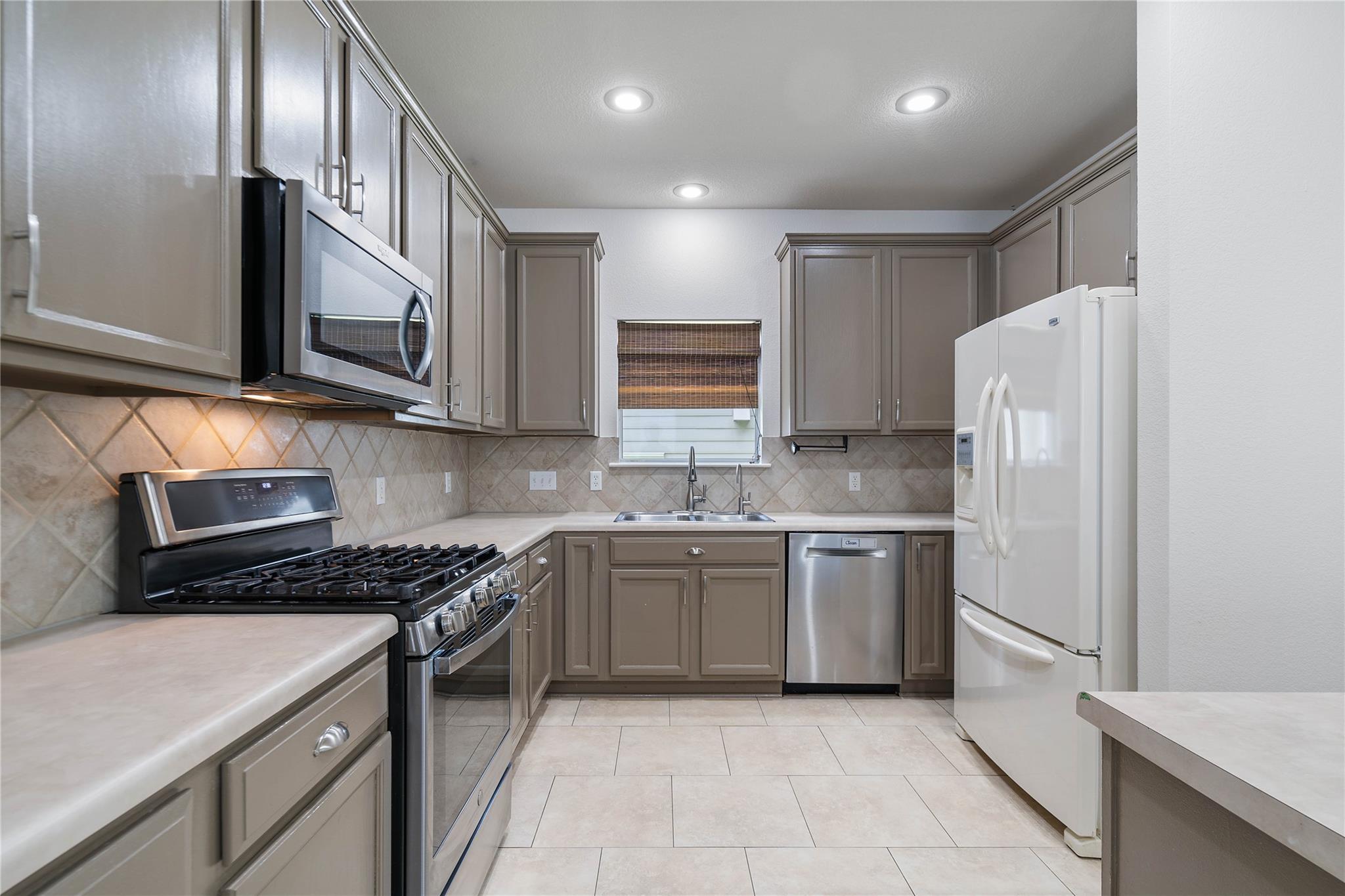 1102 Peyton PL