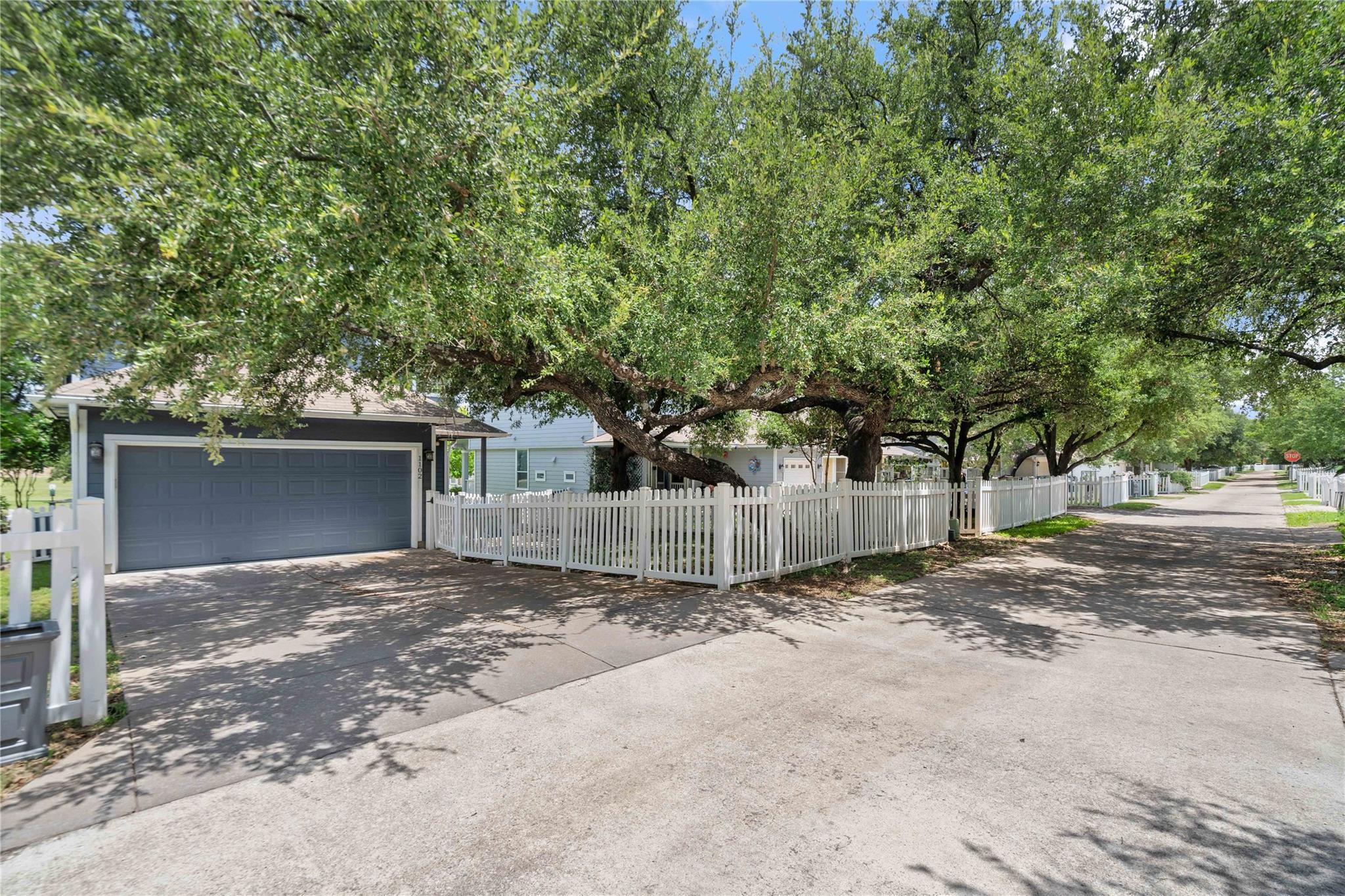 1102 Peyton PL