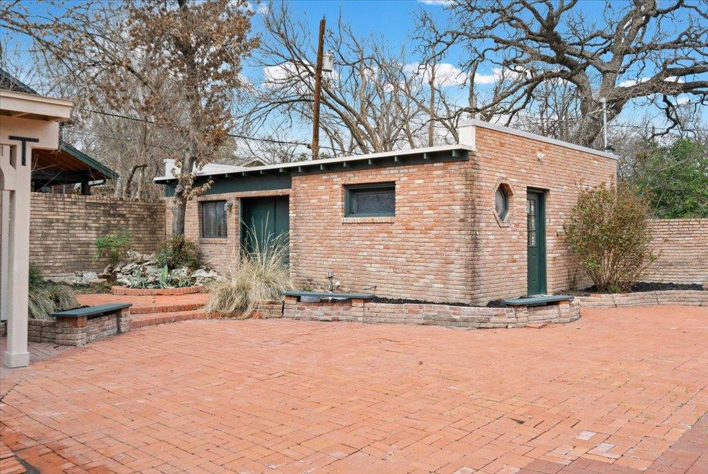 3006 Washington SQ