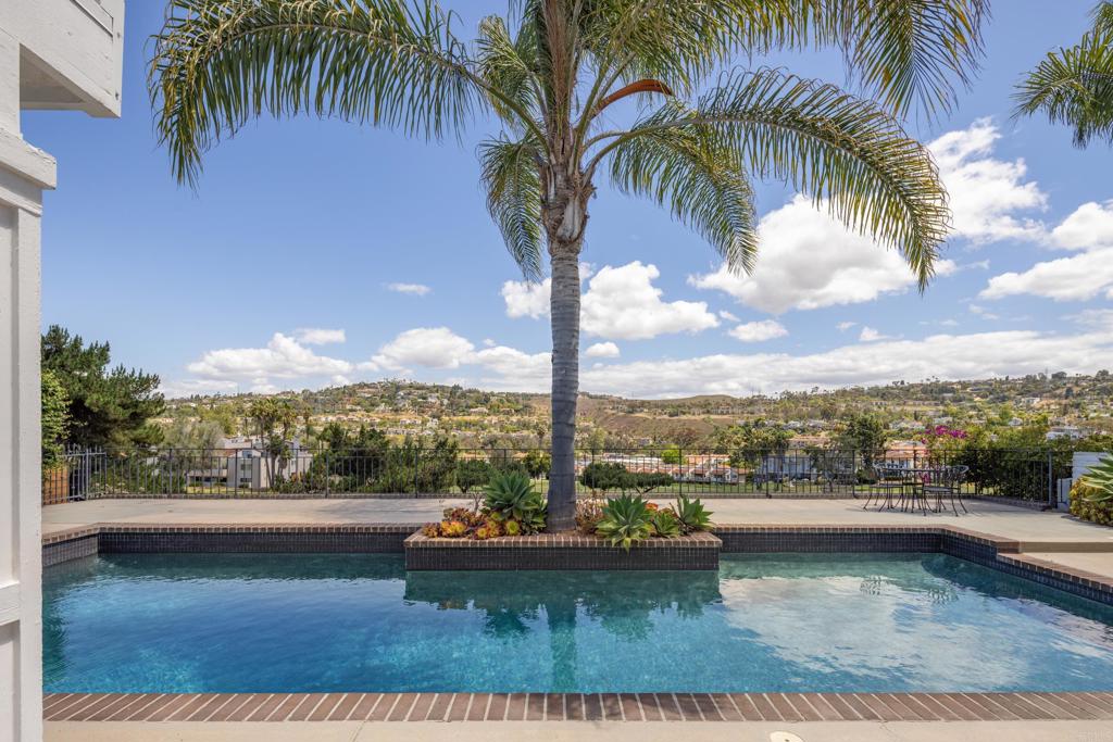 2738 La Costa Avenue
