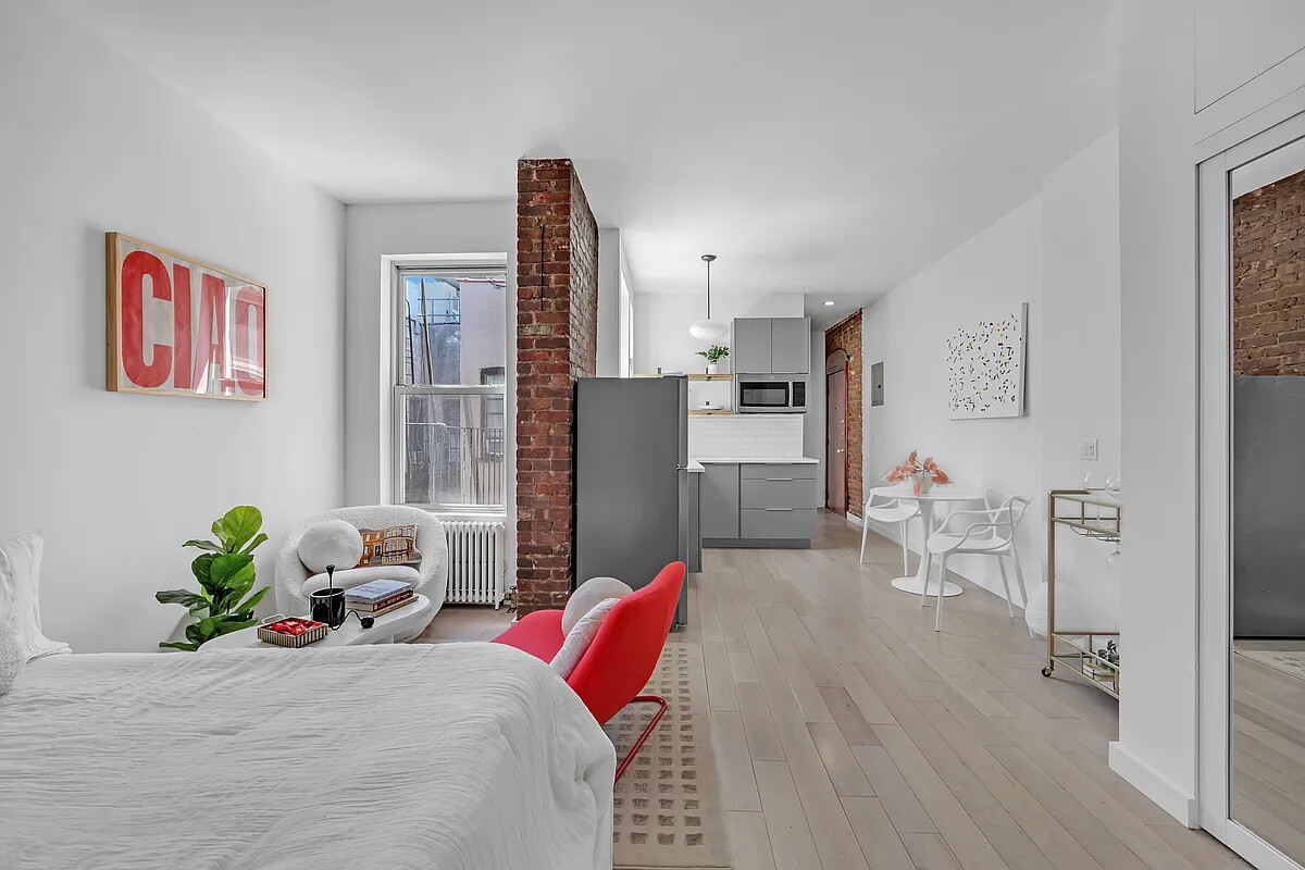 124 THOMPSON Street 30