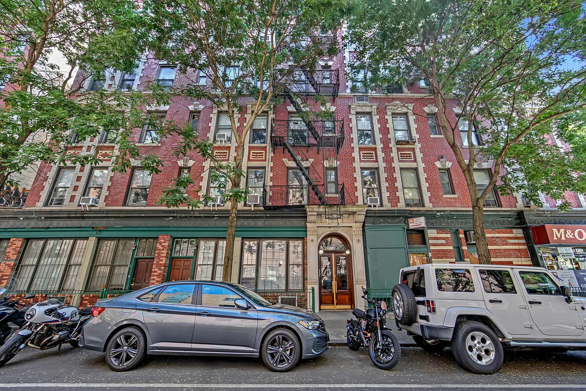 124 THOMPSON Street 30