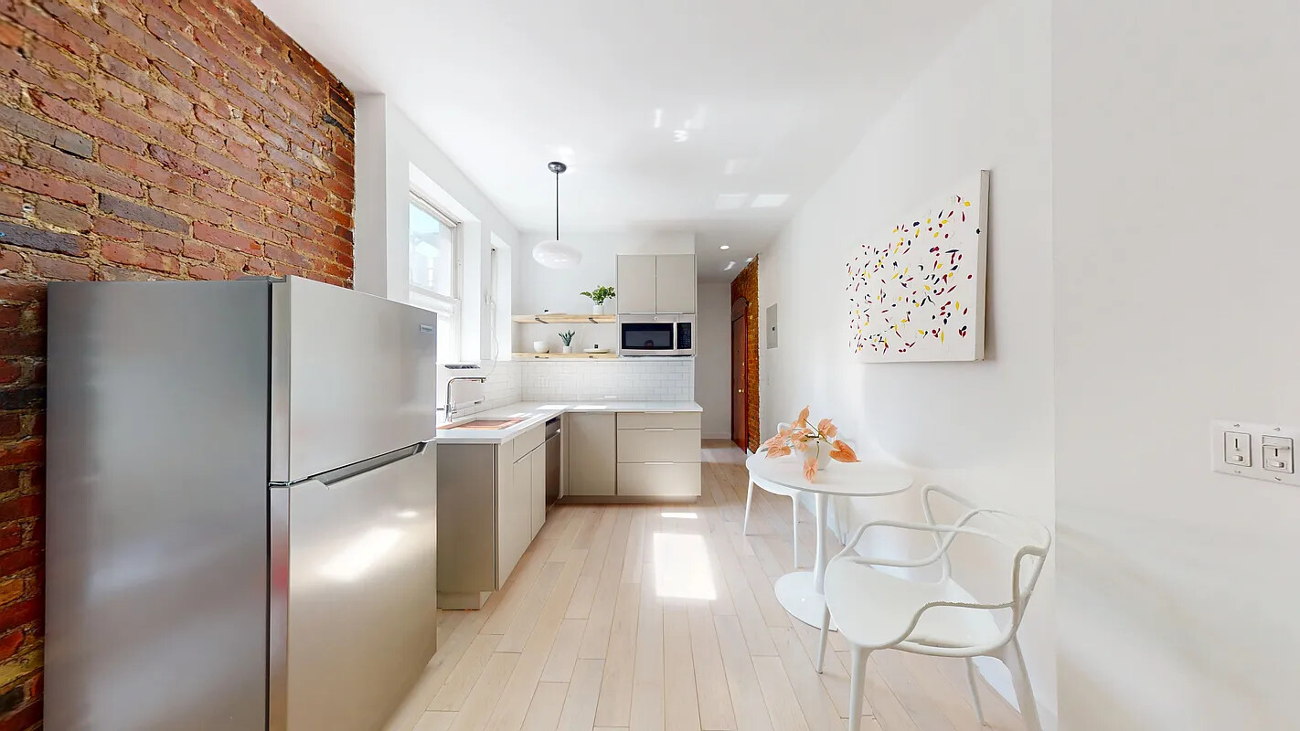 124 THOMPSON Street 30