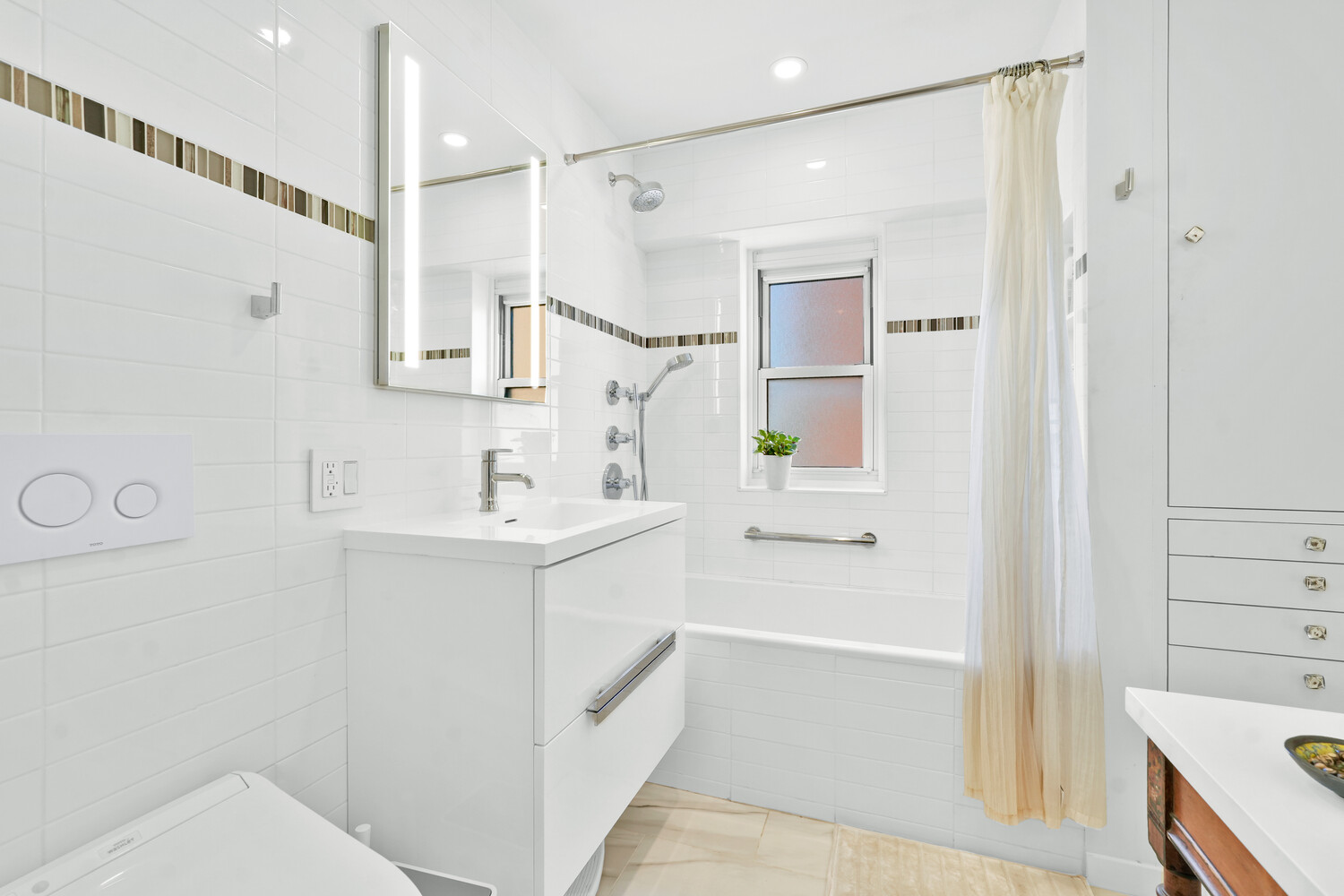 268 E BROADWAY A1706