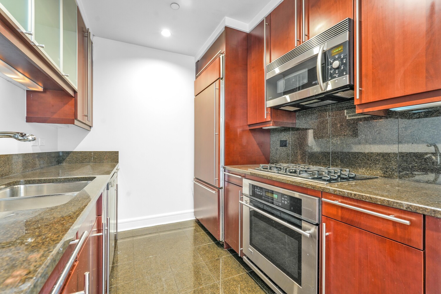240 RIVERSIDE Boulevard 80