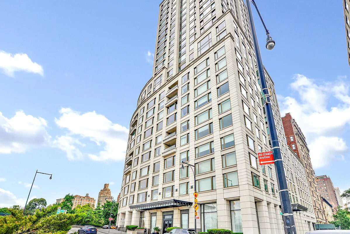 240 RIVERSIDE Boulevard 80