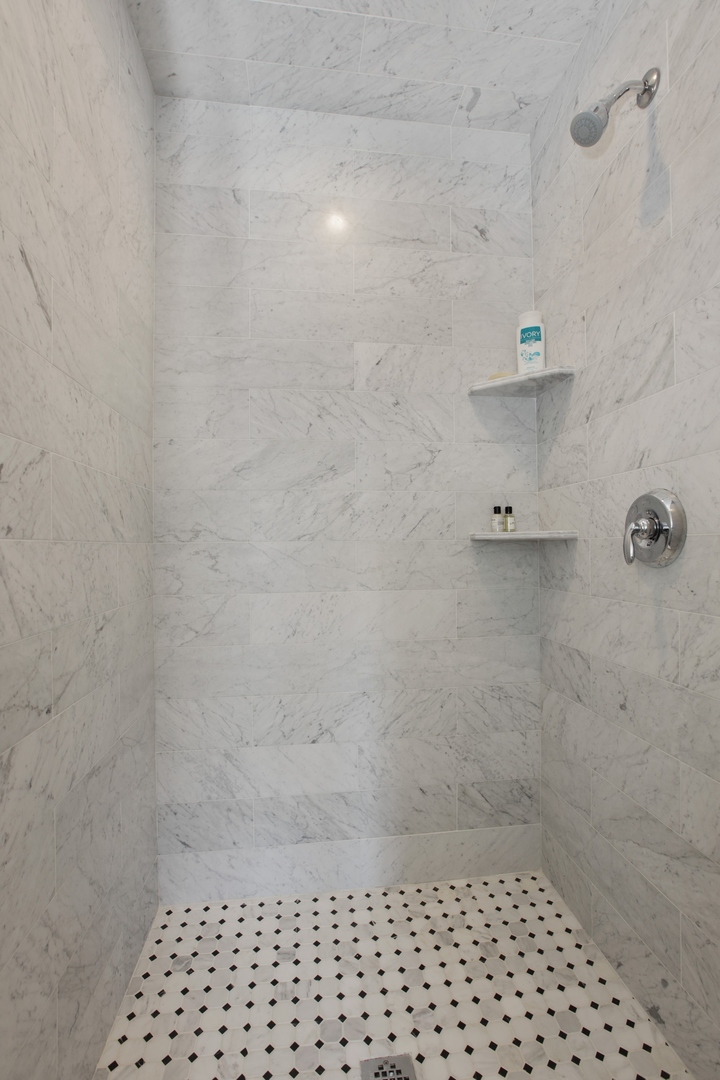 548 W Fullerton Parkway