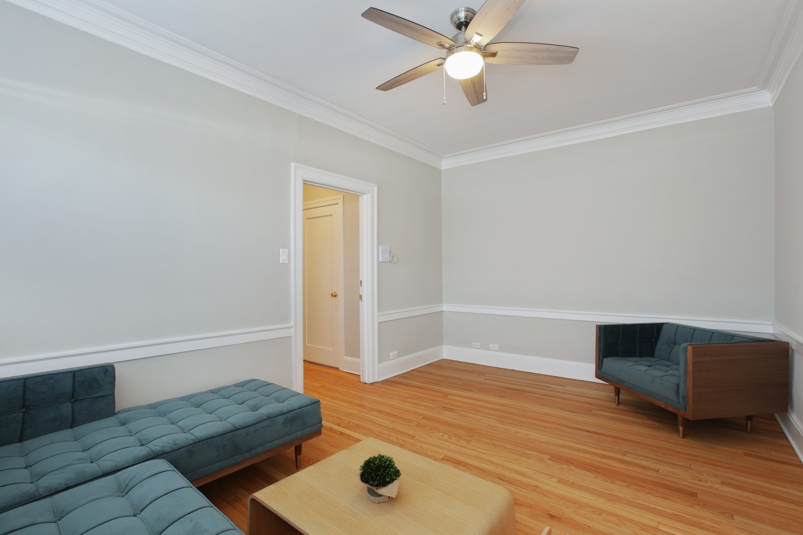 548 W Fullerton Parkway