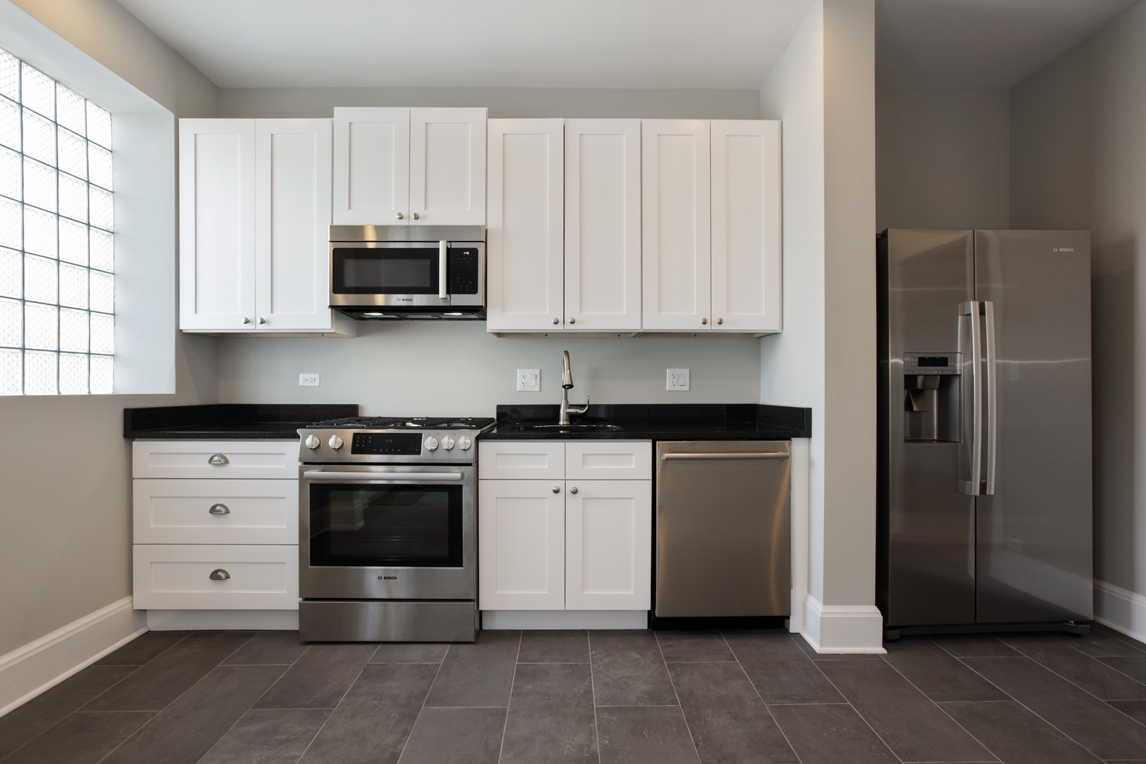 548 W Fullerton Parkway