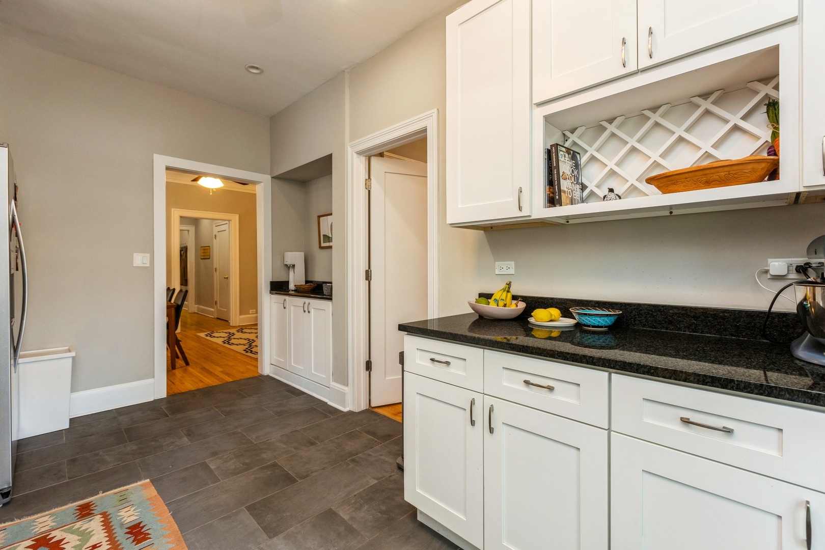 548 W Fullerton Parkway