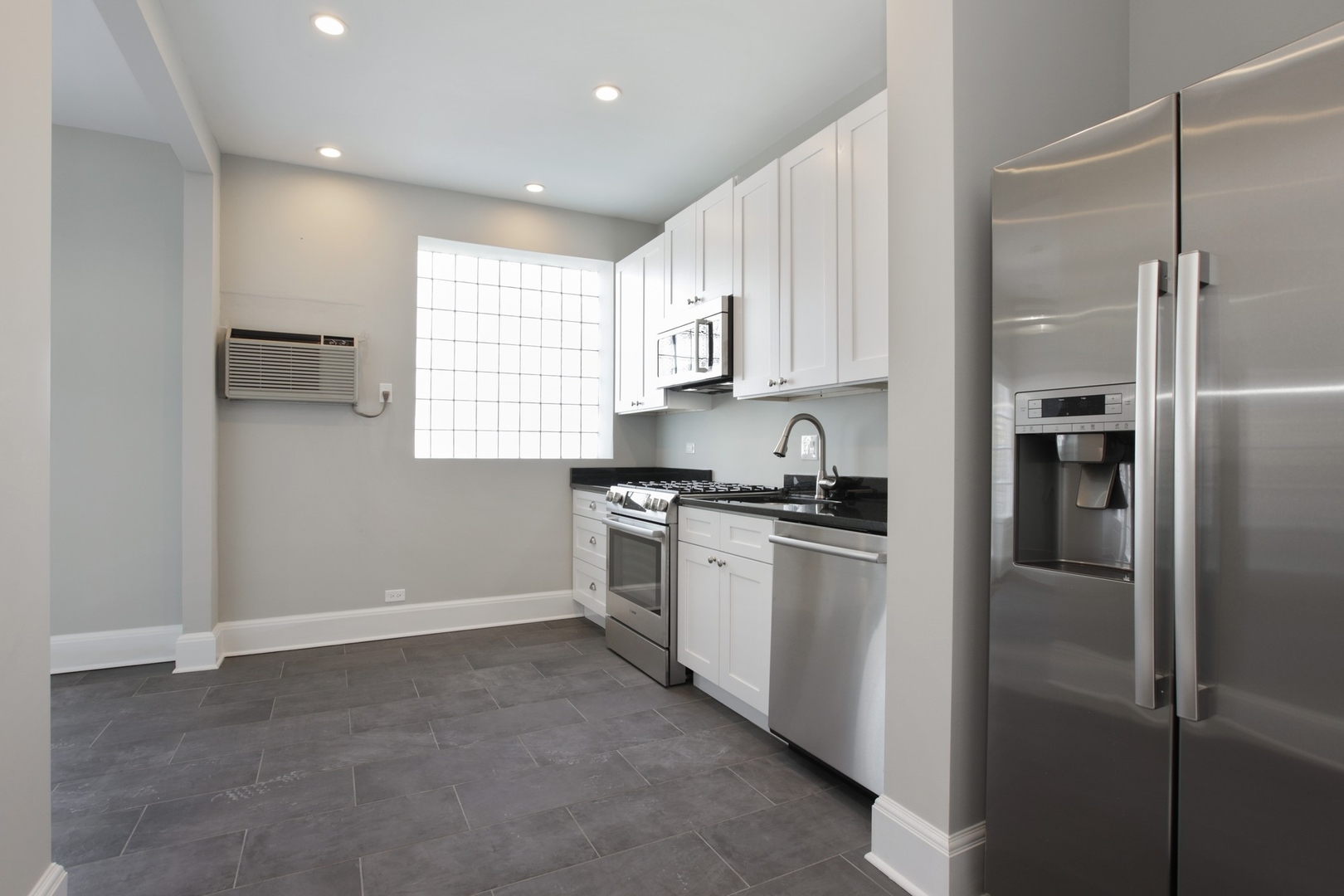 548 W Fullerton Parkway