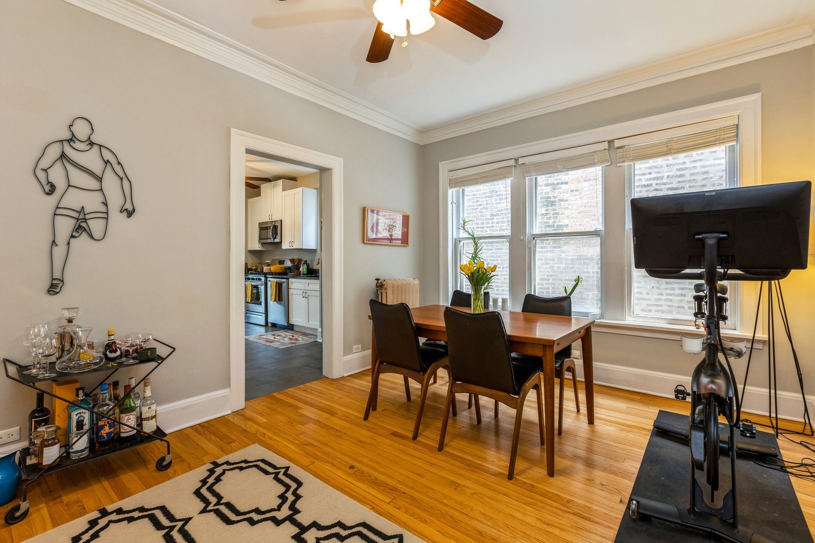 548 W Fullerton Parkway