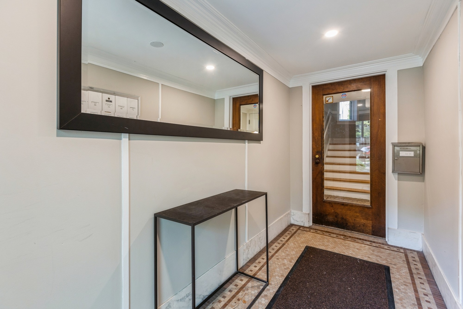 548 W Fullerton Parkway