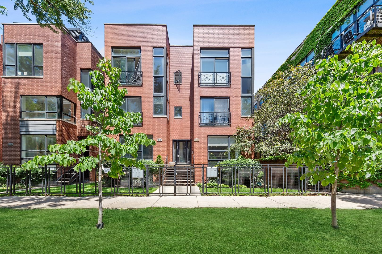 2308 W WABANSIA Avenue Unit: 1E