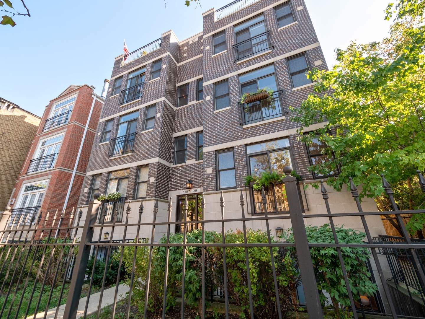 1109 W CORNELIA Avenue Unit: 1W