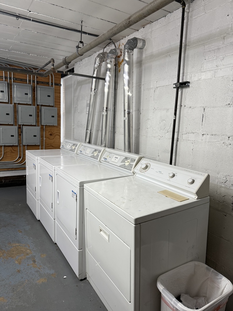 525 W Aldine Avenue Unit: 403