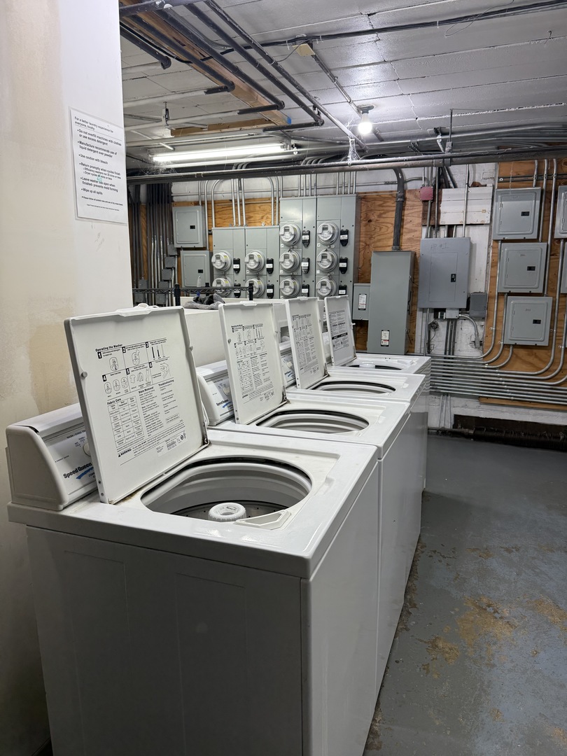 525 W Aldine Avenue Unit: 403