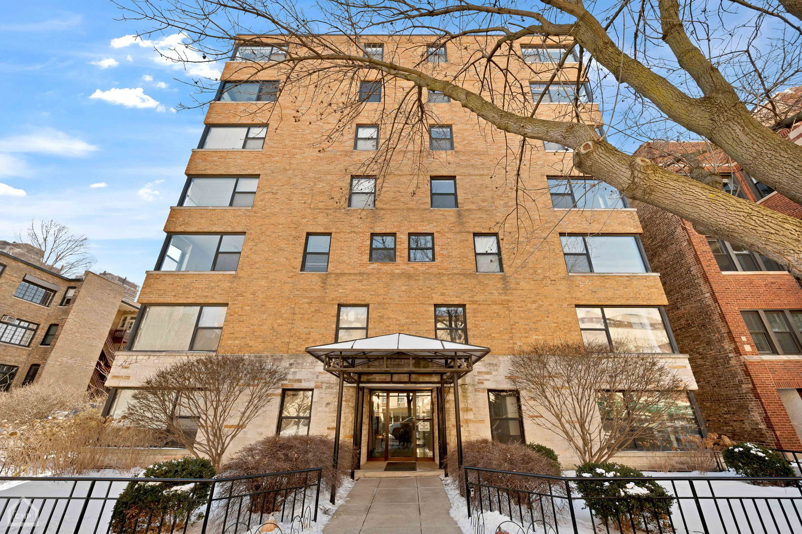 525 W Aldine Avenue Unit: 403