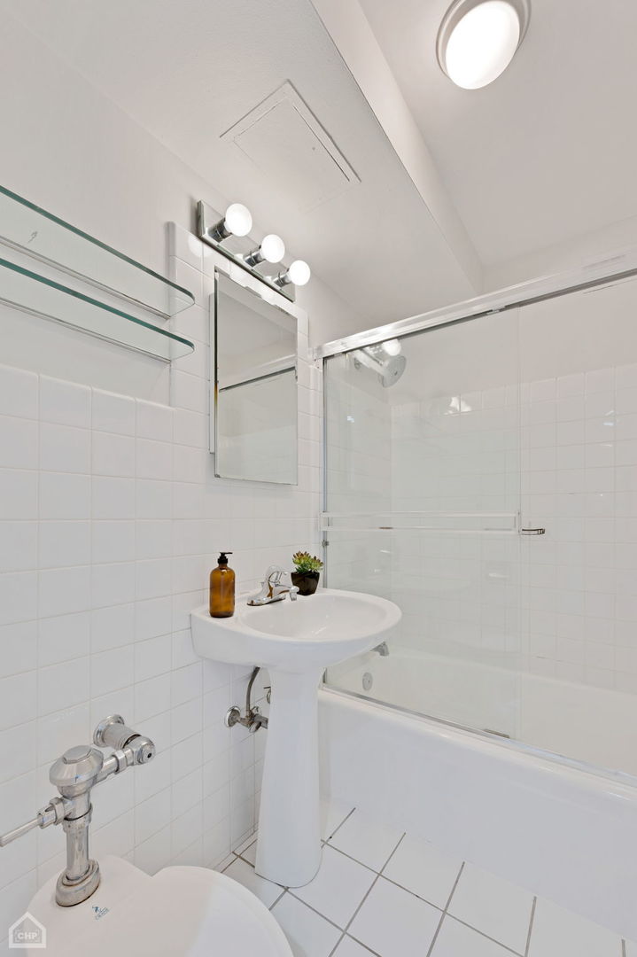 525 W Aldine Avenue Unit: 403