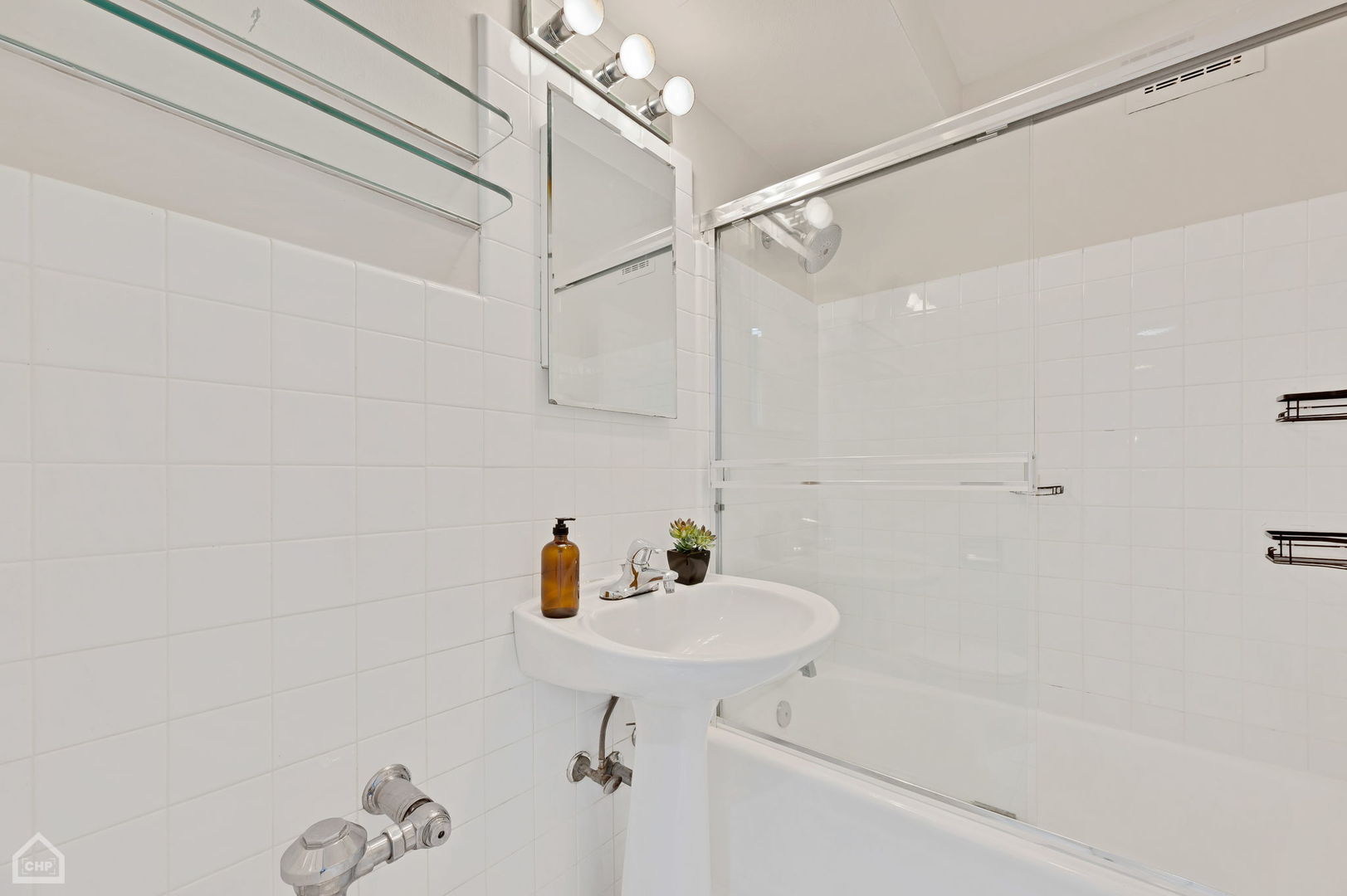 525 W Aldine Avenue Unit: 403