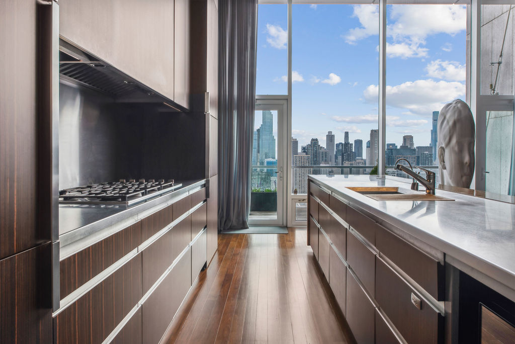 500 W Superior Street Unit: 2605