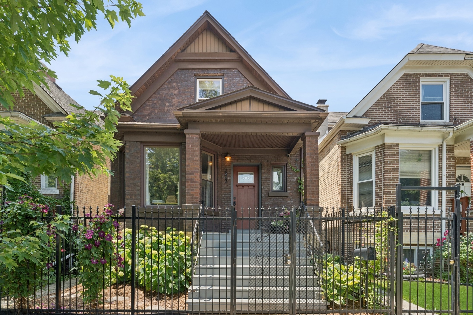 2462 N Linden Place